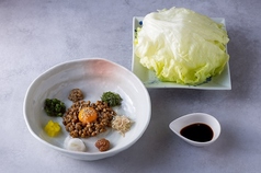 薬味と納豆のレタス巻き