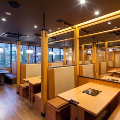 広々とした店内、落ち着いてゆったりと座ることができるテーブル席です。※店舗により部屋の配置・席数が異なる場合がございます