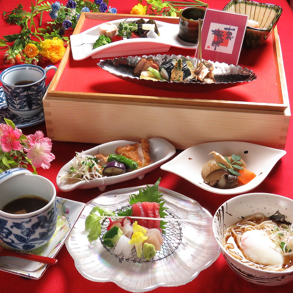 料理長こだわりのランチは絶品。お昼から愉しめる会席コースもご用意しております。