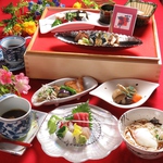 料理長こだわりのランチは絶品。お昼から愉しめる会席コースもご用意しております。