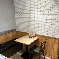居心地の良いテーブル席をご用意しております。