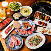 【北海道直送の新鮮生ラムや厳選牛肉を使った飲み放題付きコースを3種類ご用意】気軽にラムを楽しめるコースから、ハツ刺しや豪華盛り合わせの贅沢コースまで、少人数～大人数まで対応可能で、宴会や記念日などあらゆるシーンに最適です。