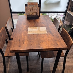 ほどよい距離感で配置されたテーブル席が、プライベート感を大切にしてくれます。気軽なお食事からゆったりしたひとときまで幅広く対応◎