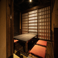 【2名から4名様用席】仕事帰りにふらっと一杯、仲間との気軽な飲み会にご利用下さい。少人数でゆったりお過ごしいただける空間。名物博多もつ鍋や馬刺しなど本格九州料理と、厳選芋焼酎を囲めば会話も弾みます。日常使いにも、ちょっとした記念日にも。皆様のご来店を心よりお待ちしております。