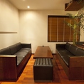 ゆったりくつろげるソファー席。モニターもあり、茨城県にはないようなテイストでまるで、会員制の空間のようです。