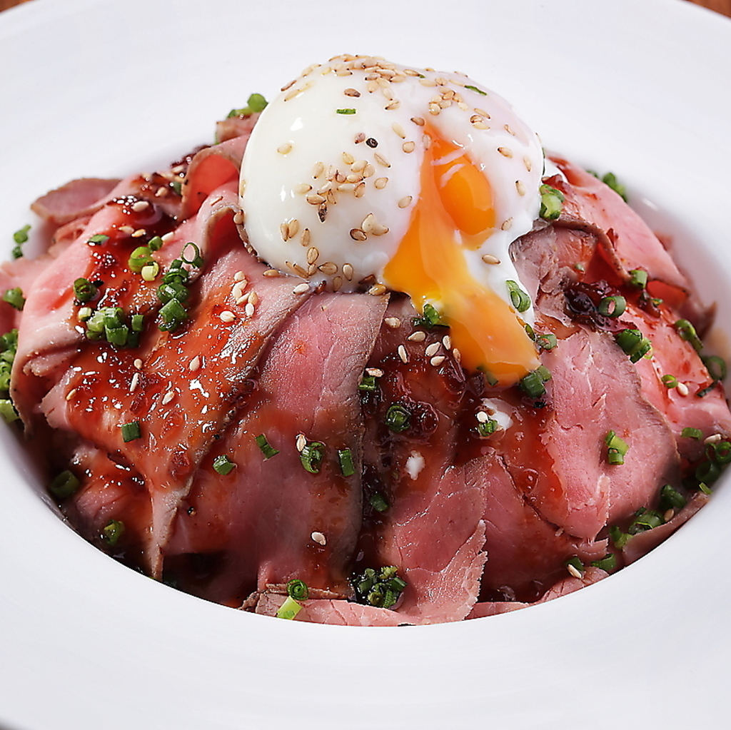 当店人気のローストビーフをあったかいご飯にのせて、温玉と特製ダレで存分にお楽しみください！