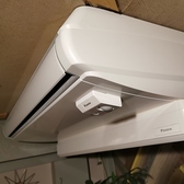 エアコンはプラズマクラスターを搭載し、花粉やウィルスを無効化。またAirdogの空気清浄機も稼働しています。壁紙は光触媒のものを使用し、少しでも安心出来る空間作りをしています。