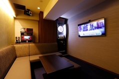 個室は2名様～10名様。ダーツ投げ放題&カラオケ歌い放題です★