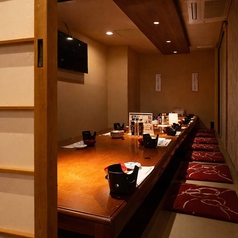 奥行きのある落ち着いた掘りごたつ個室。ゆったりとした空間で周囲を気にせずお食事を楽しめるため、接待や大切な会食にも最適です。博多の新鮮な海鮮とともに、上質なひとときをお過ごしください。