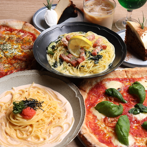 上野でゆったりくつろげるカフェ＆バー。洗練された空間で多彩な料理を楽しめます。