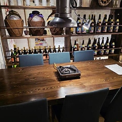 6名様までお座りいただける広めのテーブル席がございます。少し人数が多いグループ旅行や、賑やかな女子会・飲み会にも最適です♪ゆとりのある配置となっておりますので、自慢のしゃぶしゃぶや焼肉、多彩な沖縄料理を広々と並べて贅沢に楽しめます。