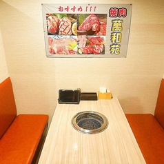 【焼肉フロア】1名様から気軽に使えるテーブル席。池袋でのランチタイムにぜひ当店の焼肉をご堪能くださいませ。