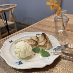 【人気のスイーツ♪】キャラメリゼアイスを添えたアップルパイ　750円（税込）の写真