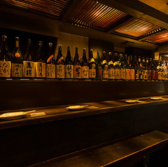 お一人様でも周りを気にせず気軽に使えるカウンター席を完備。温かい照明と木を基調とした落ち着いた雰囲気の中で、料理とお酒をゆっくりと堪能できます。仕事帰りのサク飲みにも最適です◎