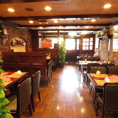 フロアは2つに分かれており、少人数様だと16名様の半個室貸切、お店全体で36名様までの貸切が可能です。