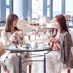 【女子会利用に最適】【記念日や誕生日などの特別なシーンに】自然光が降り注ぐ開放的なラウンジで、いつもとは一味違う、ちょっぴり贅沢な女子会を堪能できます。