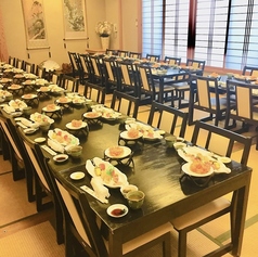 最大50名様まで利用可能な個室がございます。室内は和風の落ち着いた雰囲気となっており、ゆっくりとお食事をお楽しみいただけます。