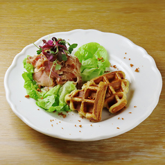 冷製ローストポークとクロワッサンワッフル