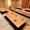 周りを気にせずにお寛ぎいただける、掘りごたつ式の完全個室を完備しております。靴を脱いで足を伸ばせるリラックス空間で、プライベートな時間をお過ごしください。