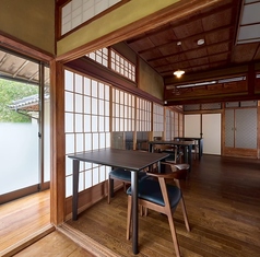 テーブル席は少人数のご友人との集まりや、仕事仲間との会食などにもぴったりです。快適な和の空間でお食事を楽しみながら、素敵なひとときをお過ごしください。