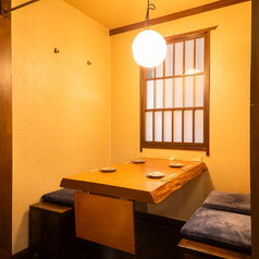 【ちょっとしたプライベート感を】テーブル席は、周囲との距離感が心地よく、プライベート感を大切にしたい方に最適です。大切な人との大切な時間を、思い出に残るひとときとして楽しめます☆