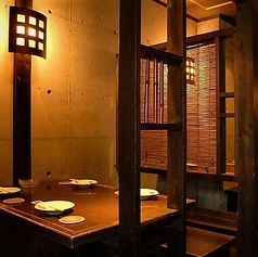 周囲を木製の格子や簾で仕切った半個室風のテーブル席です。プライベート感があり、親しい友人との飲み会や、接待などの大切なシーンでもゆったり寛いでお過ごしいただけます。