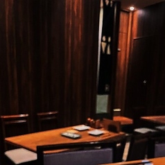 【清潔感溢れるモダンな空間】どのお席からも店内の調和が感じられるよう、計算された配置となっております。清潔でモダンな内装が、お料理の質をさらに引き立てます。