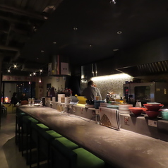 【デートに最適】丸みを帯びており落ち着いた印象のカウンター席。【名古屋駅/名駅/円頓寺/焼き鳥/焼鳥/貸切/ジン/名古屋メシ/デート/女子会/記念日/宴会/飲み放題/歓迎会/送別会/忘年会】