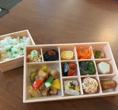 槐彩弁当　おかず多めに彩りご飯