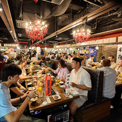 新橋駅から徒歩3分!!総席数90席!!会社宴会からプライベートの飲み会まで様々なシチュエーションでのご利用大歓迎です。貸し切りのお問い合わせもお待ちしております。店内は黒を基調とした大人びた雰囲気に赤色のシャンデリアが煌めく空間。ソファとチェアで構成されたテーブル席は各種シーンにぴったり◎