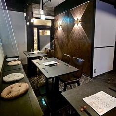 ４名様テーブル×４席ございます。