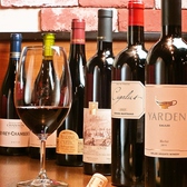【圧巻のワインの品揃え！】40ヶ国120種の厳選ワインに圧巻！グラスもスパークリング、赤・白ワインが日替わりで10種類以上！