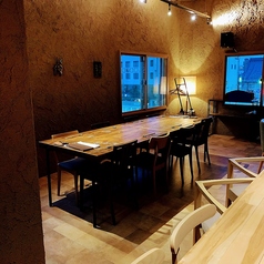 カウンター席、テーブル席どちらも使っていただき、貸切のお席もご用意可能です。※貸切のお席は10名様以上からお願いいたします。 小さな店舗につき最大15名様ほどになります。