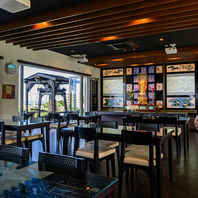 【開放的な店内！アジアンテイストのインテリアが◎】