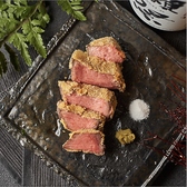 牛タンの中でも特に柔らかく上質な“極上和牛タン”を贅沢に使用し、サクッと軽い衣で包み込んだ贅沢なカツが登場！肉厚でジューシーなタンの旨みが衣の中に閉じ込められ、噛むほどにあふれる肉汁とサクサク食感がやみつきに。シンプルに塩や特製ソースで楽しむも良し、お酒のお供にも相性抜群です。