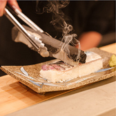 和牛もつ鍋さい四大名物！その場で仕上げる『炭焼き鯖の棒寿司』※仕上げに目の前で焼き目を入れるのでジューっという音と共に上がる煙の臨場感や炭ならではの香りをお楽しみください♪九州産の鮮度抜群の鯖を〆て作る棒寿司は味も最高です！