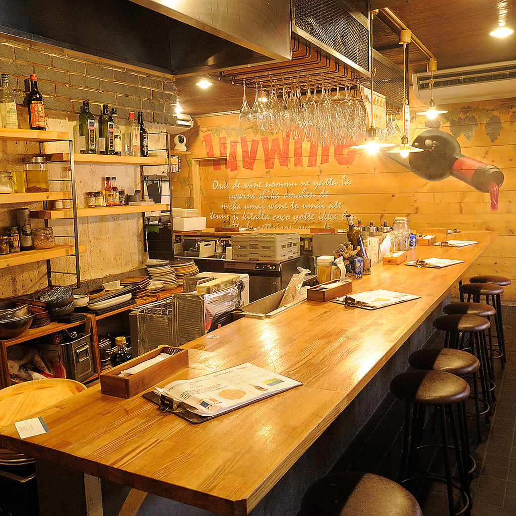 一人でも気軽に立ち寄れるお店です。リラックスした時間をお楽しみください。お待ちしています！