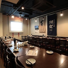 店内奥のテーブル席は貸切で個室宴会にも♪