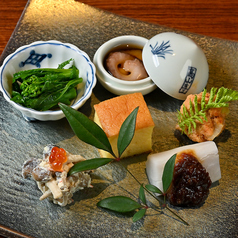 「季節の恵みを上品に味わう彩り豊かな前菜盛り合わせ」