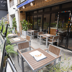 5名様掛けソファー×3席お1人様につきチャージ料ランチ500円ディナー1000円頂いております。