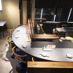 炭火を囲むように設けられた全12席のカウンターは、焼き鳥が焼き上がる様子を間近で楽しめる特等席。香ばしい音と香りに包まれながら、仲間と会話も弾む、まるで囲炉裏を囲むような温かなひとときを！