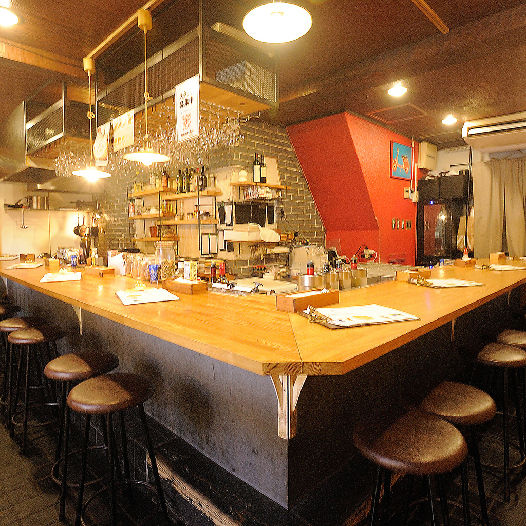 カジュアルなカウンター席で旬の新鮮な料理を堪能。サクッと飲むも、友人やデートにもおすすめです。