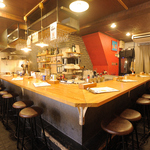 カジュアルなカウンター席で旬の新鮮な料理を堪能。サクッと飲むも、友人やデートにもおすすめです。