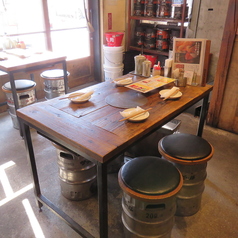 換気バッチリ！女子会・宴会・飲み会等、多様なシーンに利用できる大小テーブル席完備。どこか懐かしさを感じる空間で国産ホルモンをお楽しみください。