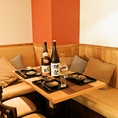 壁側ベンチソファー席もご用意！ワインや日本酒、焼酎からカクテルまで様々な種類のお飲物やお料理をそろえております！
