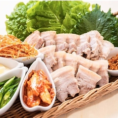 【茹で豚×野菜でヘルシー！ドハマりする方も多い人気の伝統韓国料理】ポッサム！の写真