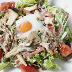 きのこと温玉のシーザーサラダ