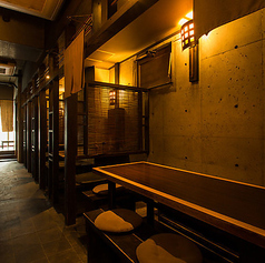 25名様から貸切でのご利用を承っております！会社宴会や同窓会など、大人数でのお集まりに最適です。周りを気にせず、ゆったりとお過ごしいただけます。また、店内は全席で喫煙可能となっておりますので、喫煙される方も気兼ねなくお食事をお楽しみください◎貸切をご希望の方は、事前にお電話にてご相談ください。