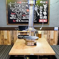 定番の4名様用テーブル席です。会社帰りの同僚との飲み会や、友人同士の集まりにベストなサイズ感。中央のロースターでお肉を豪快に焼きながら、冷えたドリンクを片手にワイワイ盛り上がる、笑顔弾むひとときをお届けします！