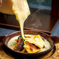 料理メニュー写真 サガリ肉のラクレットチーズ掛け【Hanging tender steak with Raclette cheese】